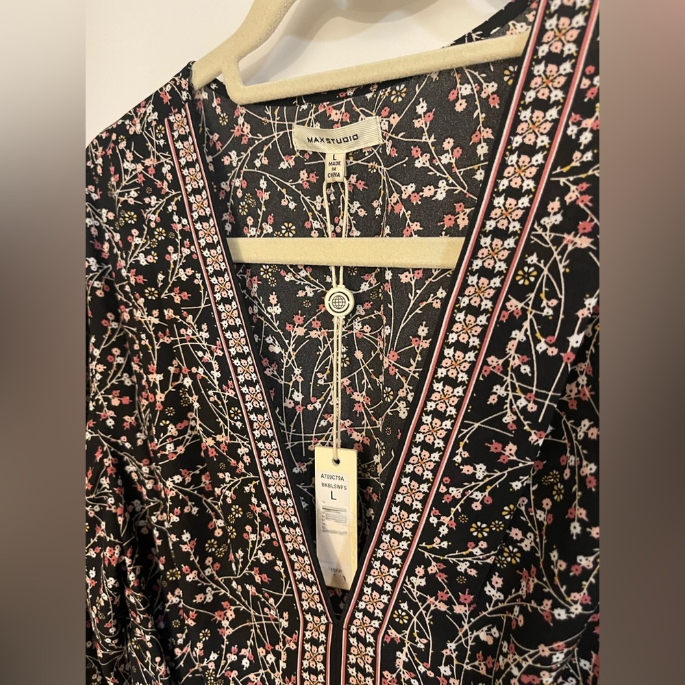 NWT Max Studio Floral Wrap front Top Blouse.  Size Large - Picture 2 of 5